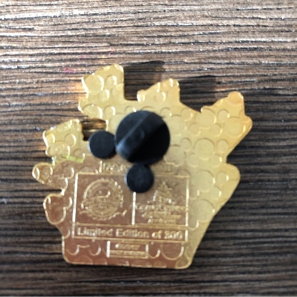 Disney Official Trading Pin: Limited Edition 1/300 Captain Hook's pirate ship - Picture 2 of 2